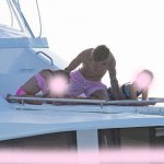 Justin Bieber con simbolo checked sui genitali e boxer rosa alle Barbados - Thumbnail