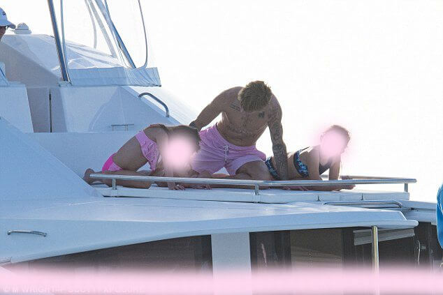 Justin Bieber con simbolo checked sui genitali e boxer rosa alle Barbados
