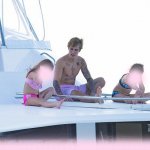 Justin Bieber con simbolo checked sui genitali e boxer rosa alle Barbados - Thumbnail