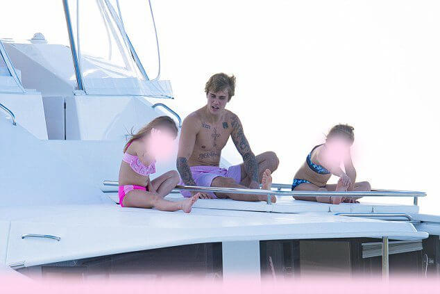 Justin Bieber con simbolo checked sui genitali e boxer rosa alle Barbados