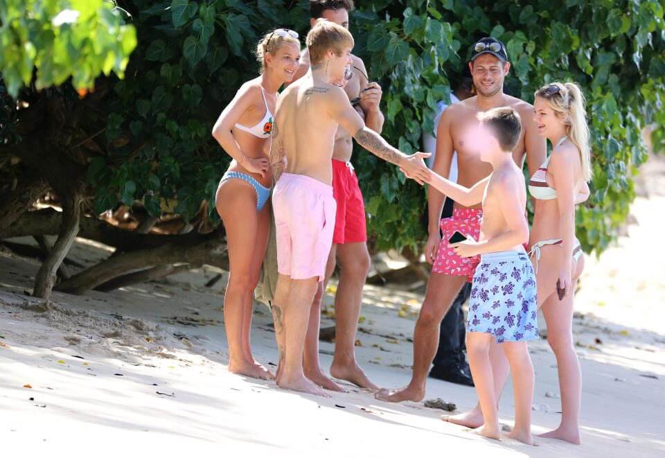 Justin Bieber con simbolo checked sui genitali e boxer rosa alle Barbados