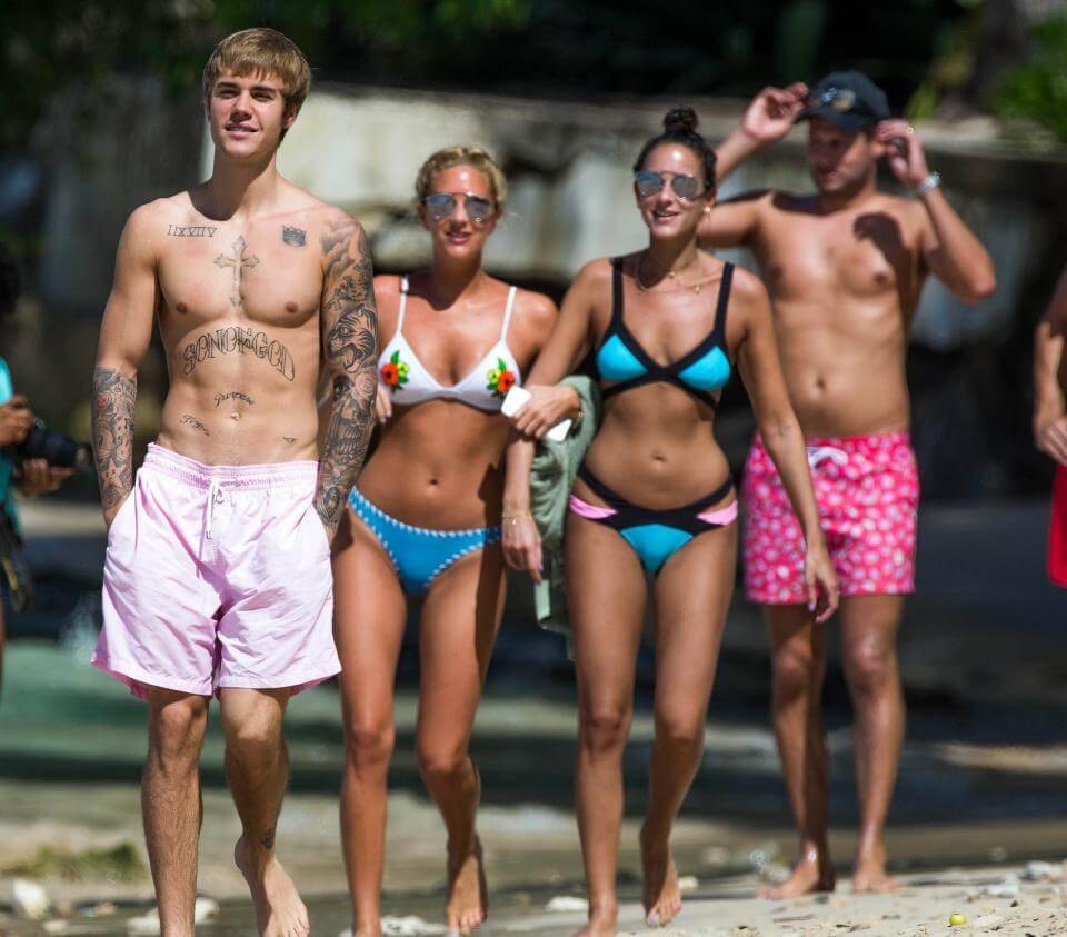 Justin Bieber con simbolo checked sui genitali e boxer rosa alle Barbados