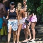 Justin Bieber con simbolo checked sui genitali e boxer rosa alle Barbados - Thumbnail