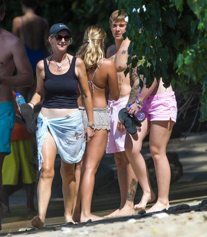Justin Bieber con simbolo checked sui genitali e boxer rosa alle Barbados
