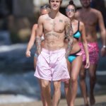 Justin Bieber con simbolo checked sui genitali e boxer rosa alle Barbados - Thumbnail
