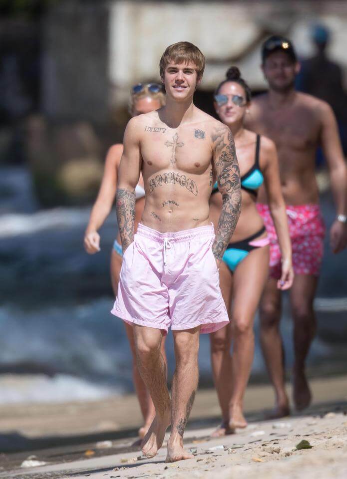 Justin Bieber con simbolo checked sui genitali e boxer rosa alle Barbados