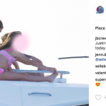 Justin Bieber con simbolo checked sui genitali e boxer rosa alle Barbados - Thumbnail
