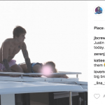 Justin Bieber con simbolo checked sui genitali e boxer rosa alle Barbados - Thumbnail