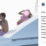 Justin Bieber con simbolo checked sui genitali e boxer rosa alle Barbados - Thumbnail