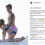 Justin Bieber con simbolo checked sui genitali e boxer rosa alle Barbados - Thumbnail
