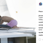 Justin Bieber con simbolo checked sui genitali e boxer rosa alle Barbados - Thumbnail