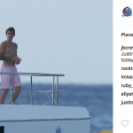 Justin Bieber con simbolo checked sui genitali e boxer rosa alle Barbados - Thumbnail