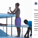 Justin Bieber con simbolo checked sui genitali e boxer rosa alle Barbados - Thumbnail