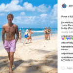 Justin Bieber con simbolo checked sui genitali e boxer rosa alle Barbados - Thumbnail