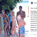 Justin Bieber con simbolo checked sui genitali e boxer rosa alle Barbados - Thumbnail