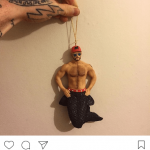 Modelli amatoriali in formato natalizio: su Instagram impazza l'hashtag #gaychristmas - Thumbnail