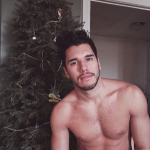 Modelli amatoriali in formato natalizio: su Instagram impazza l'hashtag #gaychristmas - Thumbnail