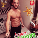 Modelli amatoriali in formato natalizio: su Instagram impazza l'hashtag #gaychristmas - Thumbnail