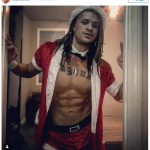 Modelli amatoriali in formato natalizio: su Instagram impazza l'hashtag #gaychristmas - Thumbnail