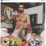 Modelli amatoriali in formato natalizio: su Instagram impazza l'hashtag #gaychristmas - Thumbnail