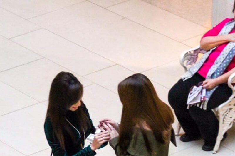 La foto della proposta di matrimonio tra queste due ragazze ha un’ospite molto speciale
