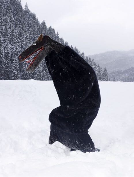 Le straordinarie immagini dei costumi pagani per celebrare il solstizio d'inverno nel mondo - chriaparuzomberokslovaquieasldkasldj 465 610 int - Gay.it
