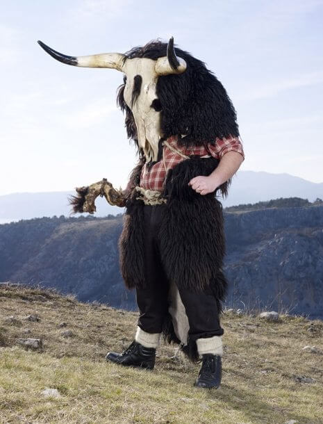 Le straordinarie immagini dei costumi pagani per celebrare il solstizio d'inverno nel mondo - dondolasicroatiaalskdjfalsdjkf 465 610 int - Gay.it
