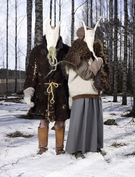 Le straordinarie immagini dei costumi pagani per celebrare il solstizio d'inverno nel mondo - finlandq093uelakslkjasldkjf 465 610 int - Gay.it