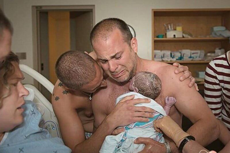Coppia gay fa causa a Fratelli d’Italia: usarono foto del figlio per campagna contro utero in affitto