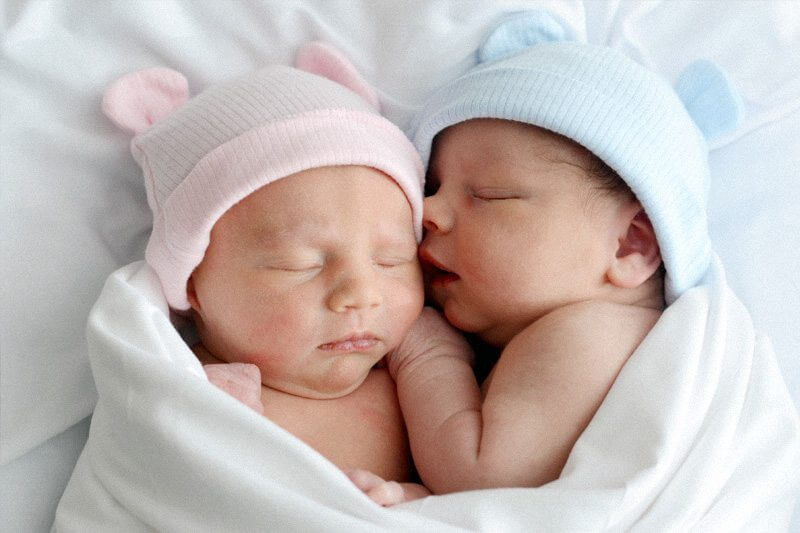 Coppia gay friulana corona il sogno di genitorialità negli USA: due gemelli per i neo papà