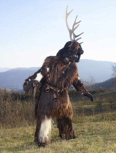Le straordinarie immagini dei costumi pagani per celebrare il solstizio d'inverno nel mondo - italyq09welaksjdlkajsdlkjasd 465 610 int - Gay.it