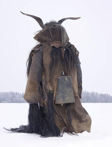 Le straordinarie immagini dei costumi pagani per celebrare il solstizio d'inverno nel mondo - krampusalskdjasldjkfalsdjkfalsdjkf 465 610 int - Gay.it