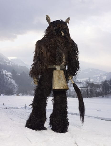Le straordinarie immagini dei costumi pagani per celebrare il solstizio d'inverno nel mondo - krampusasldkjfa0q9w3ue4alskdjfalsjd 465 610 int - Gay.it