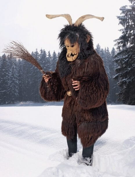 Le straordinarie immagini dei costumi pagani per celebrare il solstizio d'inverno nel mondo - krampusaustriaalsdkfjalsdkjf.jpg copy 465 610 int - Gay.it