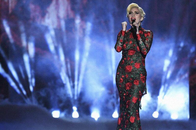 Lady Gaga canta tra gli angeli di Victoria’s Secret: ecco tutte le performance!