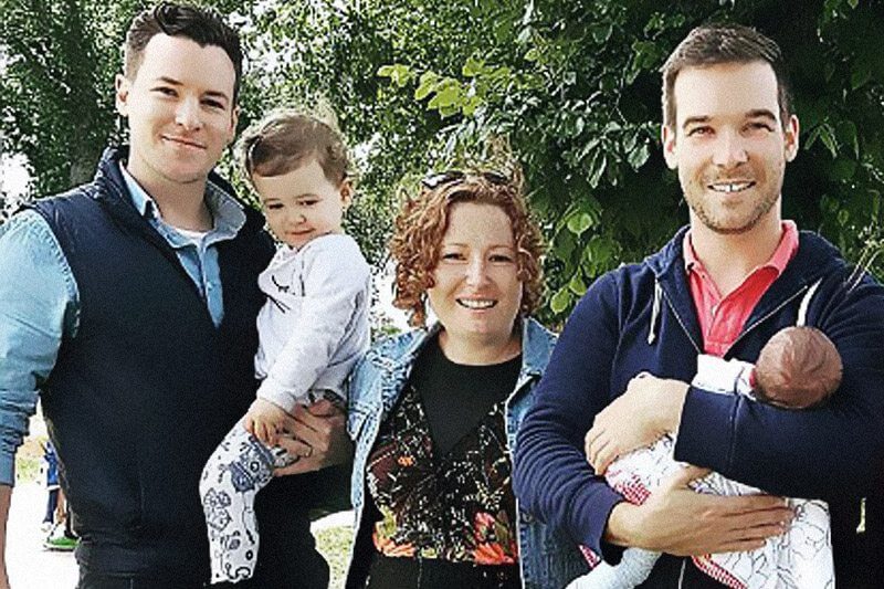 Questa donna ha fatto da madre surrogata per il fratello gay ben due volte