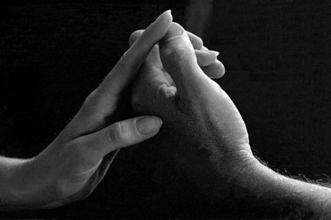 Cosa si può fare per combattere lo stigma legato all'HIV? Intervista alla psicologa Alessandra Bianchi - mani - Gay.it