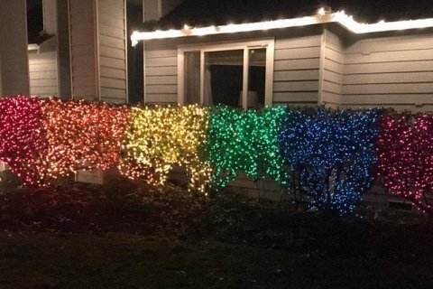 Questa ragazza ha risposto alla sua vicina omofoba con una bandiera rainbow fatta di luci di Natale - natale rainbow - Gay.it