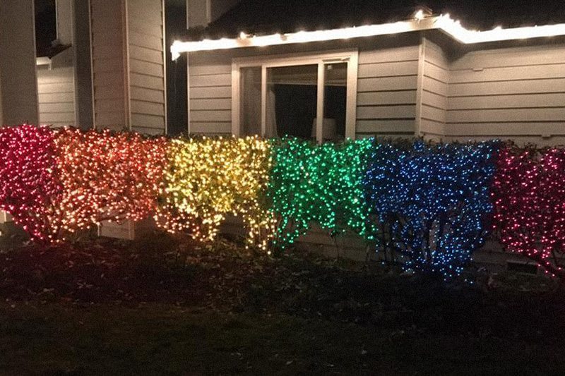 Questa ragazza ha risposto alla sua vicina omofoba con una bandiera rainbow fatta di luci di Natale