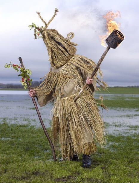 Le straordinarie immagini dei costumi pagani per celebrare il solstizio d'inverno nel mondo - northernirelandalsdkjfasldkjf 465 610 int - Gay.it