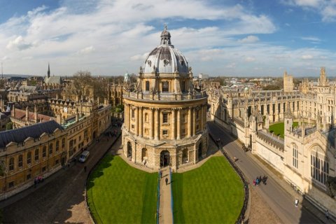 L'università di Oxford invita gli studenti a usare pronomi neutri, come 'ze', contro le discriminazioni - oxford - Gay.it