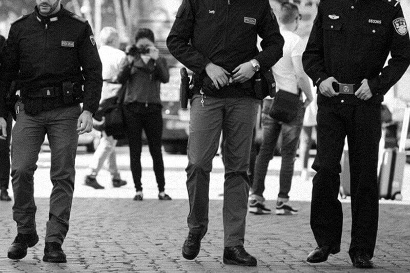 Scrivono “frocio” sull’armadietto di un compagno. Due poliziotti sono nei guai