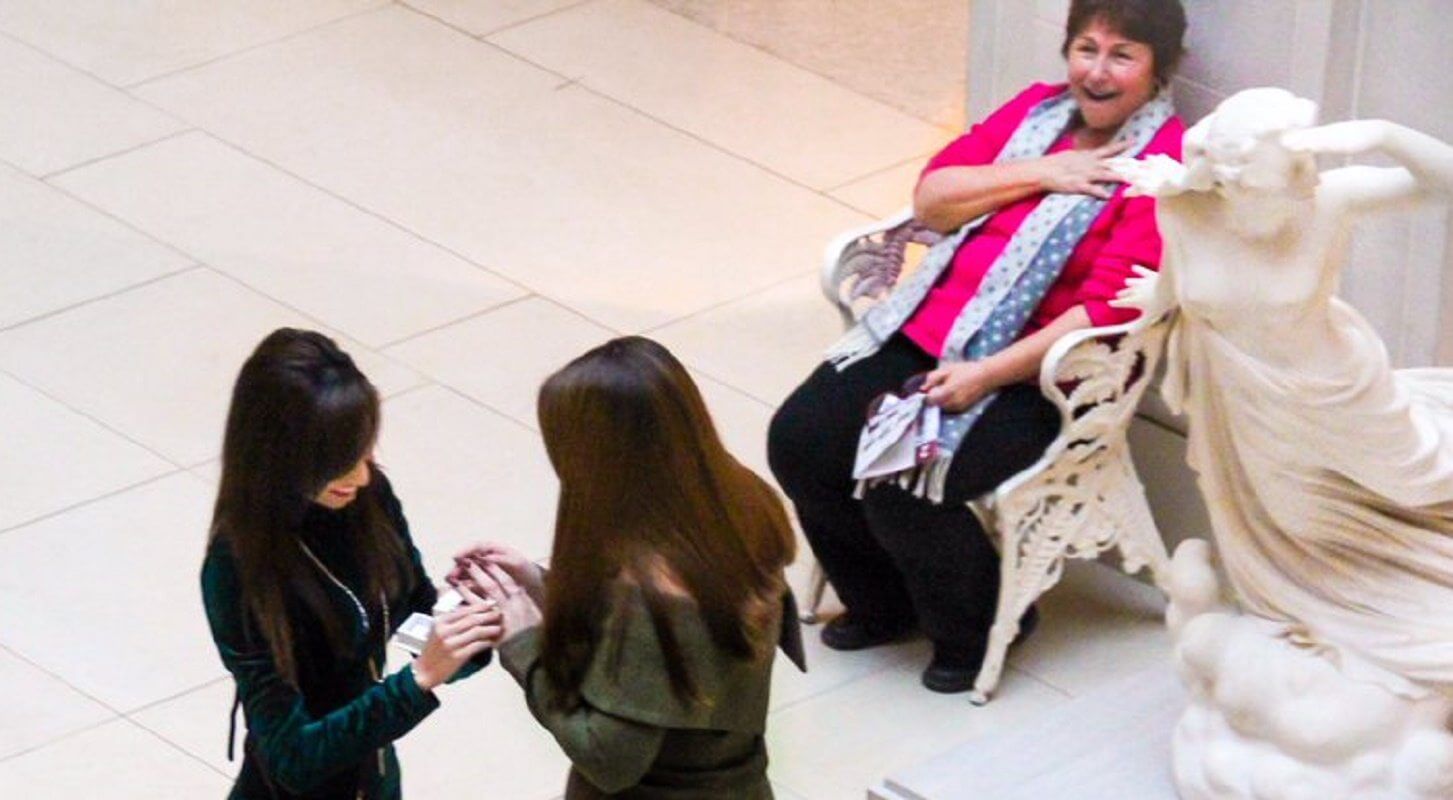 La foto della proposta di matrimonio tra queste due ragazze ha un'ospite molto speciale - proposta - Gay.it