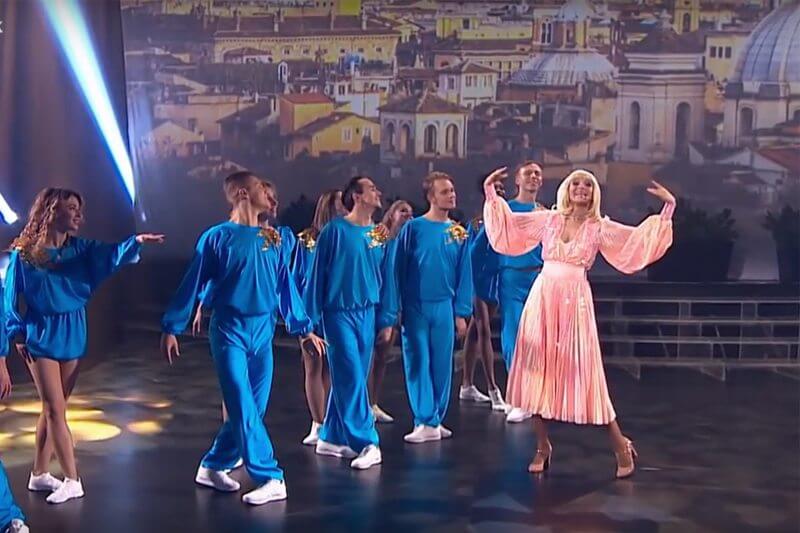 Al talent russo l’inaspettata imitazione di Raffaella Carrà in Fatalità
