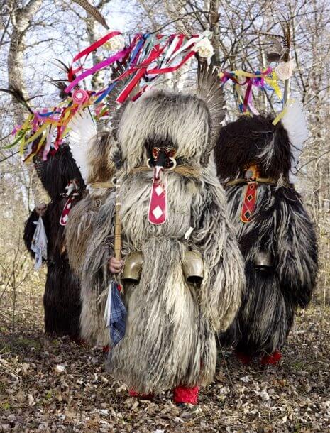 Le straordinarie immagini dei costumi pagani per celebrare il solstizio d'inverno nel mondo - slovenialaksdjflakoa9iweljalskdjf 465 610 int - Gay.it