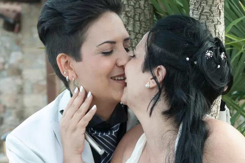Insulti e minacce per Simona e Stefania di Stato Civile: “Meritate la fucilazione”