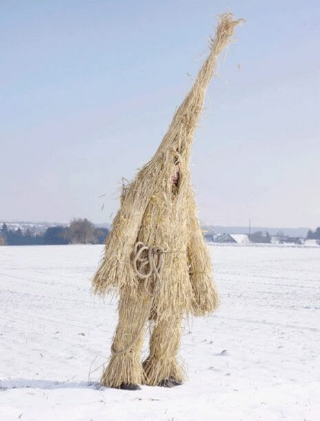 Le straordinarie immagini dei costumi pagani per celebrare il solstizio d'inverno nel mondo - strohmanngermanyasldkfasldkj.jpg copy 465 610 int - Gay.it