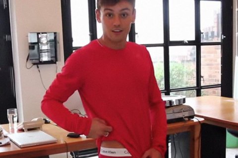 Tom Daley in mutande rosse per Capodanno è il modo migliore di concludere il 2016 - tom daley hot - Gay.it