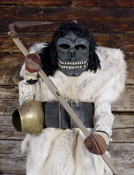 Le straordinarie immagini dei costumi pagani per celebrare il solstizio d'inverno nel mondo - tschaggataswitzerlandalskdfalskdjf 465 610 int - Gay.it