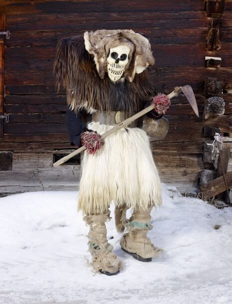 Le straordinarie immagini dei costumi pagani per celebrare il solstizio d'inverno nel mondo - tschaggattaswissasldkjasldfjk 465 610 int - Gay.it